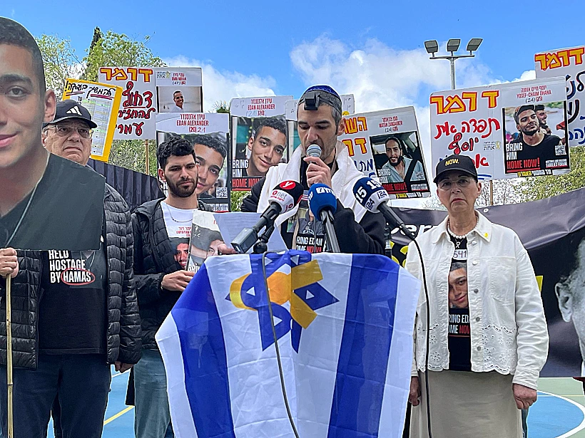 לוי בן ברוך בהפגנה מחוץ לבית השר דרמר