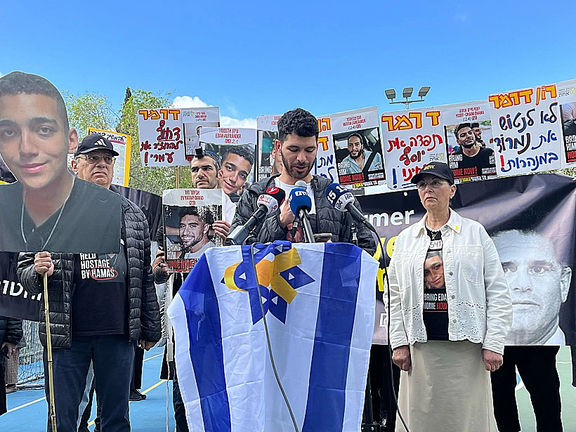 עילי דוד בהפגנה מחוץ לביתו של השר דרמר