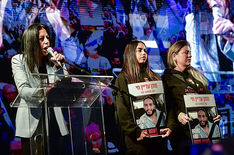 עינב צנגאוקר בהפגנה