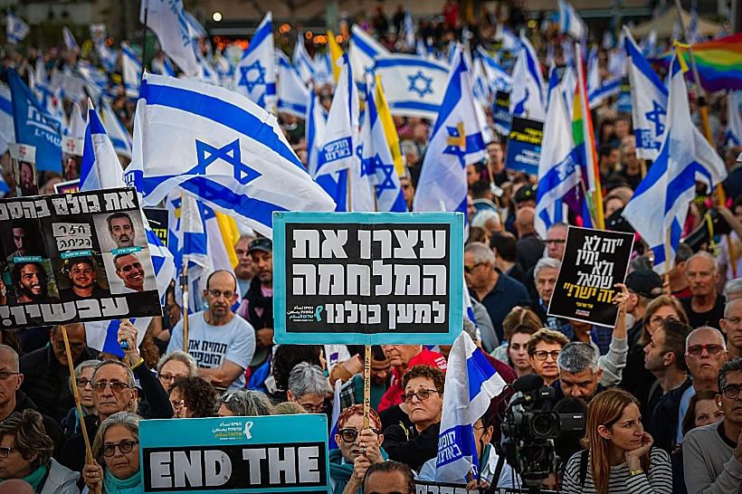 מפגינים למען החטופים ונגד הממשלה בכיכר הבימה בת"א