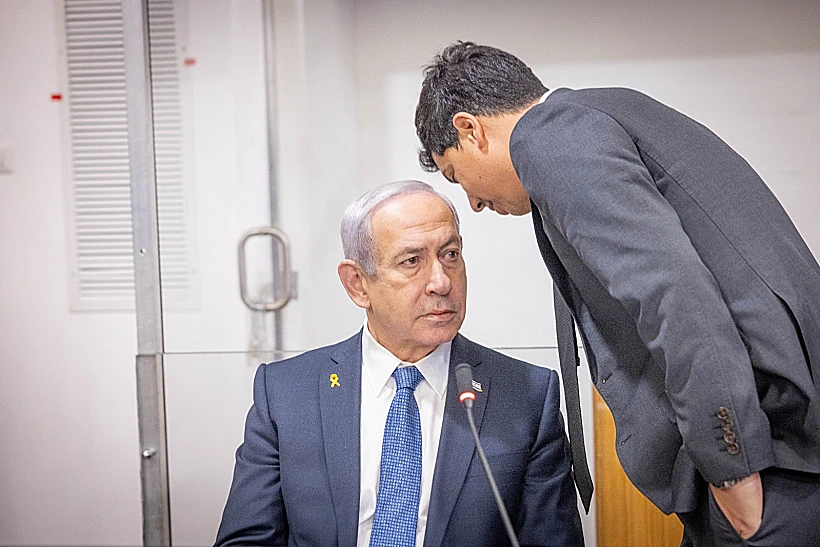 רה"מ בנימין נתניהו וסנגורו עמית חדד בבית המשפט