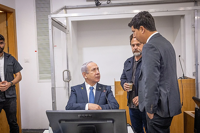 רה"מ בנימין נתניהו וסנגורו עמית חדד בבית המשפט