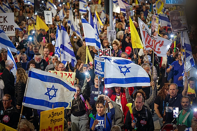 מפגינים למען החטופים ונגד הממשלה מחוץ לכנסת בירושלים