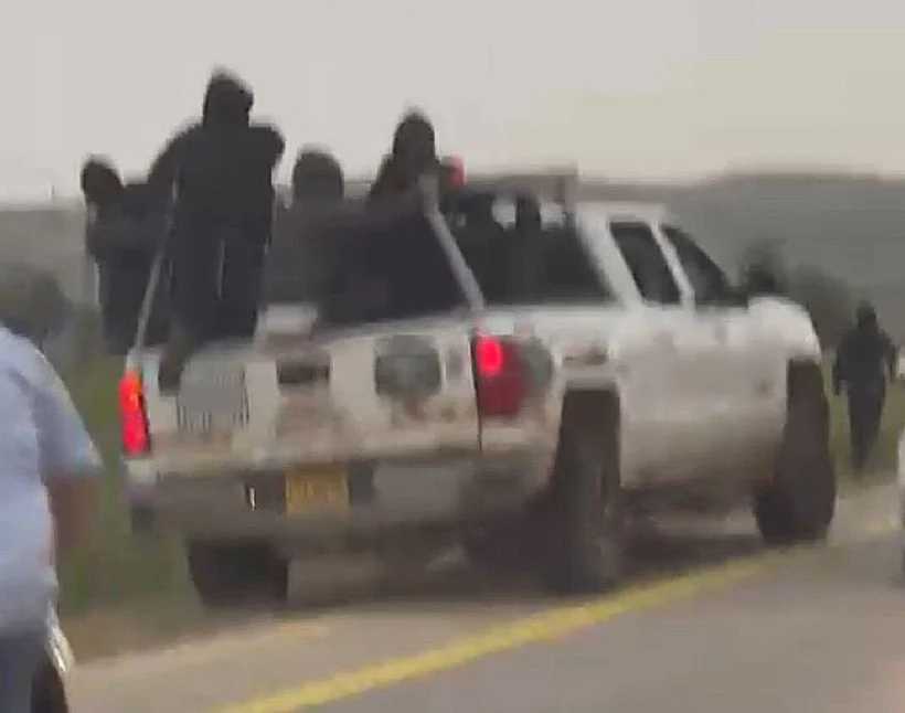 המתנחלים שהציתו בתים בכפר דומא ברכבם