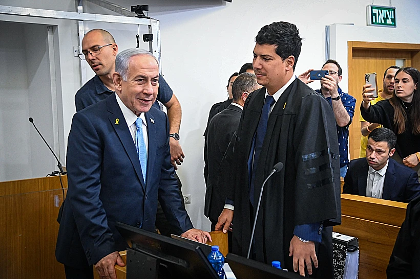 רה"מ נתניהו ועורך דינו עמית חדד בבית המשפט