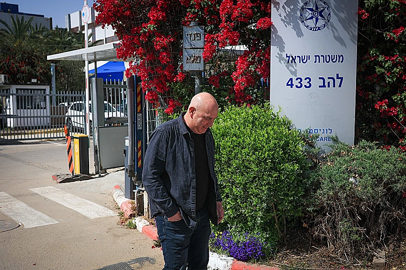 ניר דבורי מגיע למסור עדות במטה להב 433