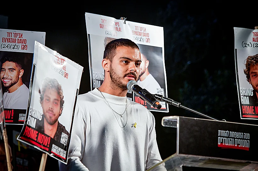 עומר ונקרט נואם בכיכר החטופים