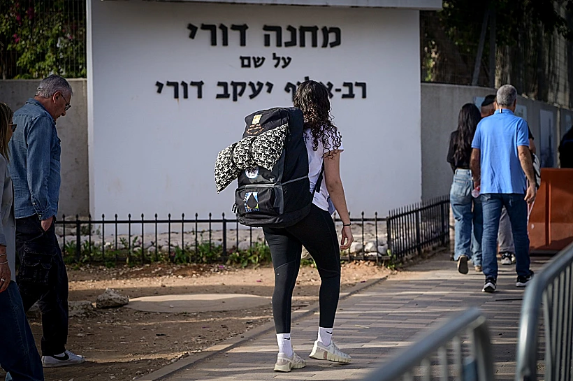 מתגייסים בלשכת הגיוס תל השומר