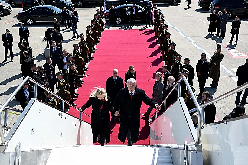 רה"מ בנימין נתניהו ורעייתו שרה לפני הטיסה מהונגריה לארה"ב