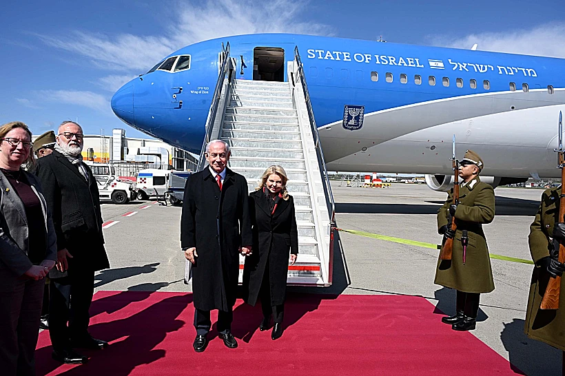 רה"מ בנימין נתניהו ורעייתו שרה לפני הטיסה מהונגריה לארה"ב
