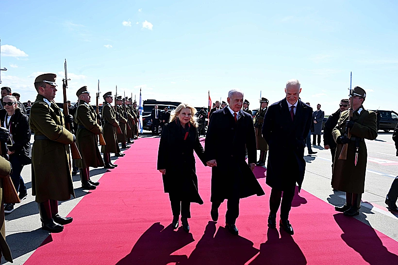 רה"מ בנימין נתניהו ורעייתו שרה לפני הטיסה מהונגריה לארה"ב