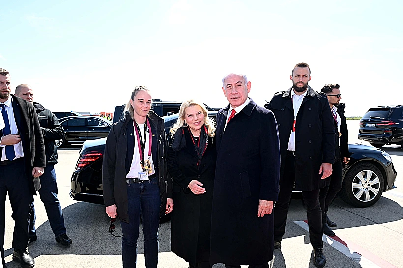 רה"מ בנימין נתניהו ורעייתו שרה לפני הטיסה מהונגריה לארה"ב