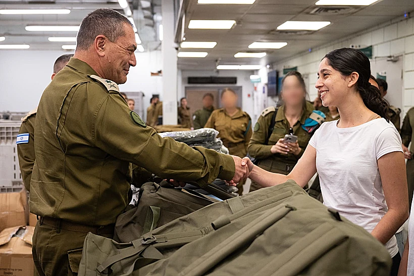 הרמטכ"ל אייל זמיר בגיוס תצפיתניות בבקו"ם