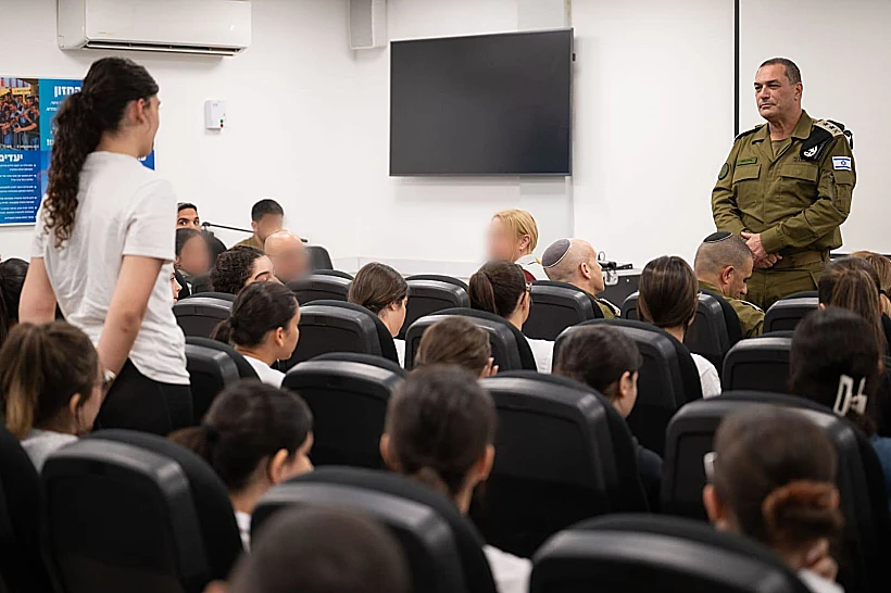 הרמטכ"ל אייל זמיר בגיוס תצפיתניות בבקו"ם