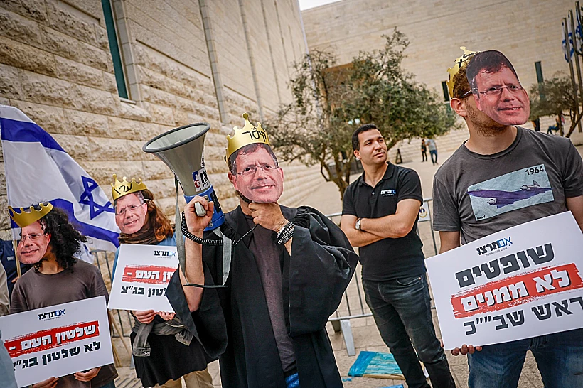 הפגנות מחוץ לבית המשפט העליון בדיון במהלך הדיון בעתירות נגד הדחת ראש שב"כ רונן בר