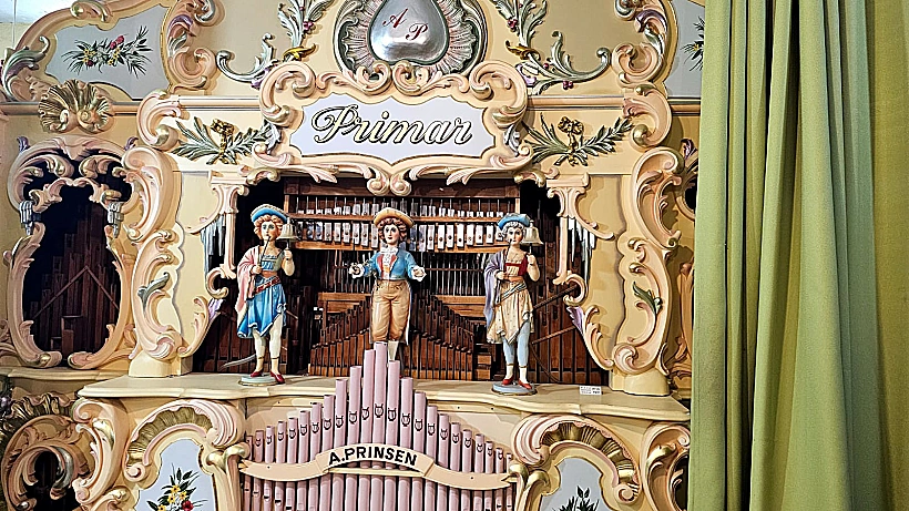 פסנתר במוזיאון ניסכו לתיבות נגינה ולמוזיקה מכנית, עין הוד