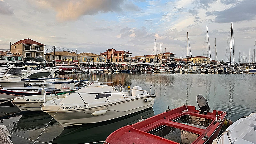 חופשה ביון, לפקדה, נמל עם יאכטות