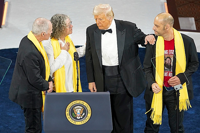 הנשיא טראמפ עם שורדי השבי יאיר הורן, קית' סיגל ואביבה סיגל