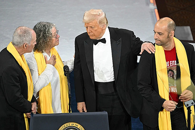 הנשיא טראמפ עם שורדי השבי יאיר הורן, קית' סיגל ואביבה סיגל