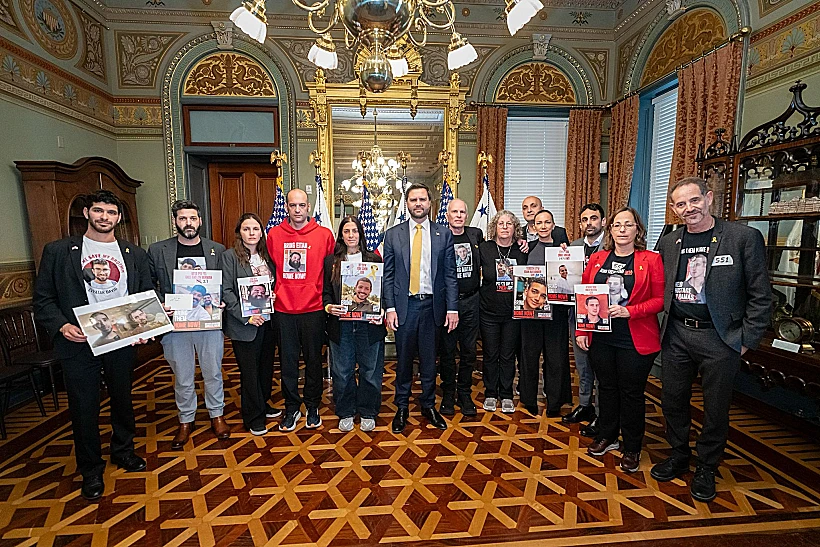 שורדי השבי ומשפחות החטופים עם סגן הנשיא ואנס