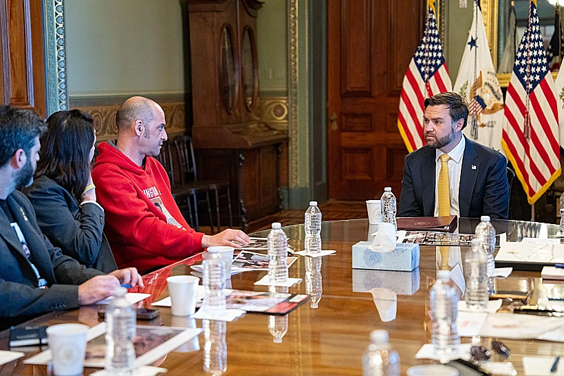 שורדי השבי ומשפחות החטופים עם סגן הנשיא ואנס