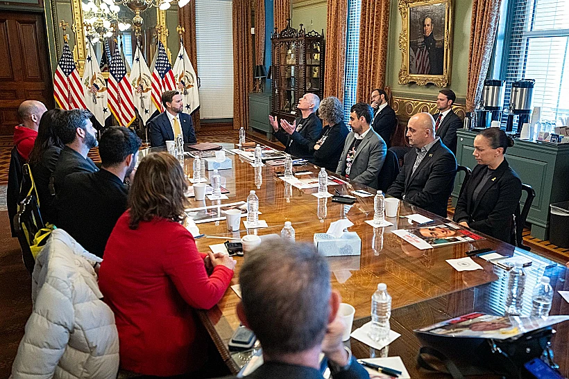 שורדי השבי ומשפחות החטופים עם סגן הנשיא ואנס