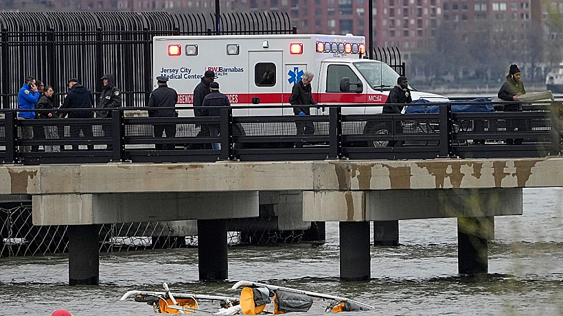 צוותי חירום והצלה בזירת התרסקות המסוק בניו יורק