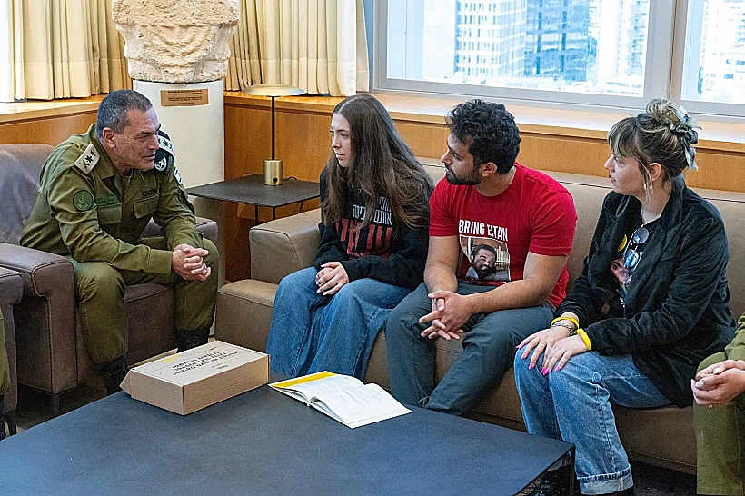 הרמטכ"ל זמיר עם שורדת השבי נעמה לוי וקרובי חטופים