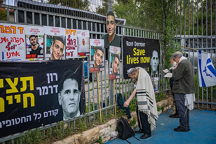 הפגנה למען החטופים מחוץ לביתו של השר דרמר