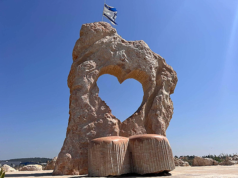 פסל לב הים במעגן מיכאל