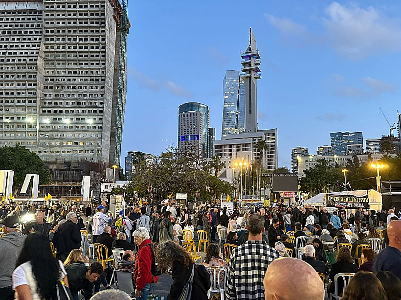 מפגינים למען החטופים מול הקריה