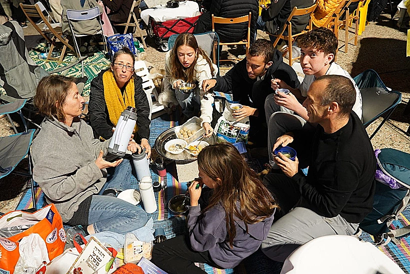 מציינים את ליל הסדר בכיכר החטופים בתל אביב