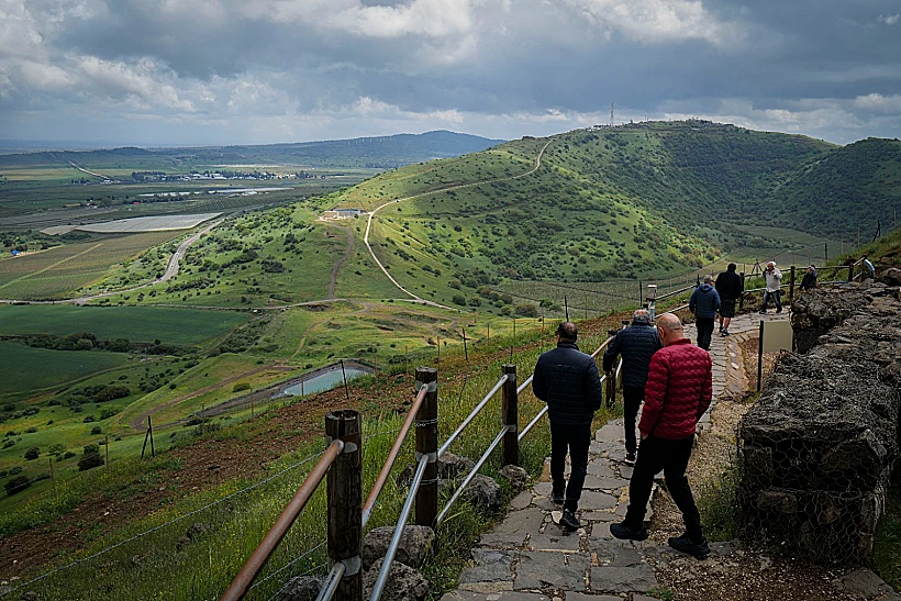 מטיילים ברמת הגולן מזג אוויר אביב טיול