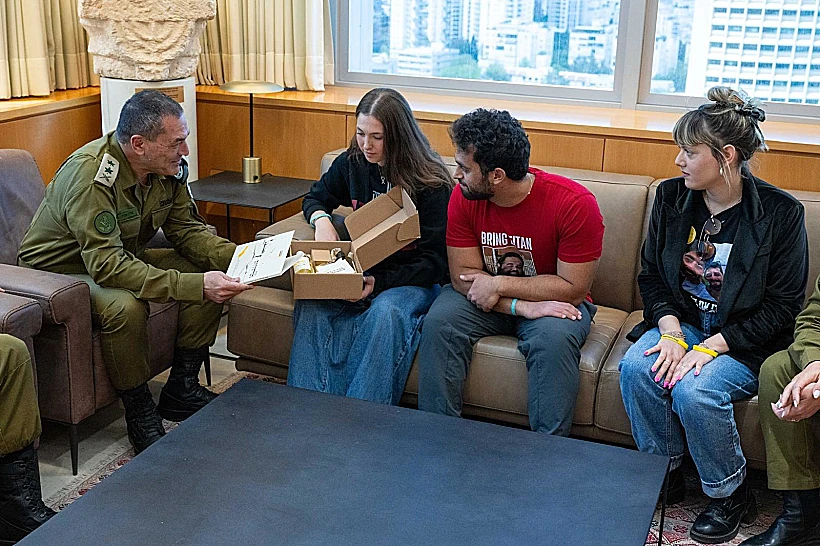 הרמטכ"ל עם שורדת השבי נעמה לוי