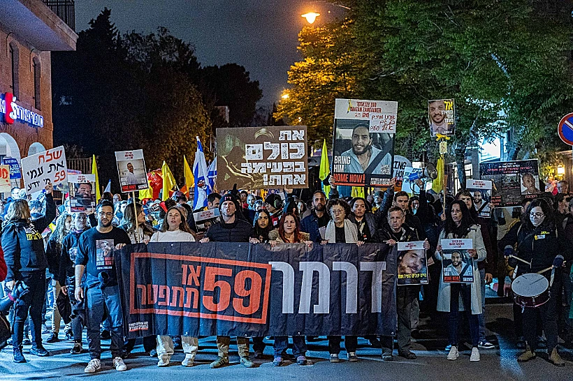 מפגינים למען החטופים מול ביתו של השר דרמר בירושלים