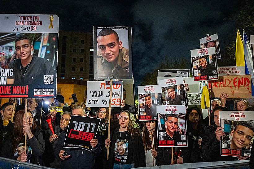 מפגינים למען החטופים מול ביתו של השר דרמר בירושלים