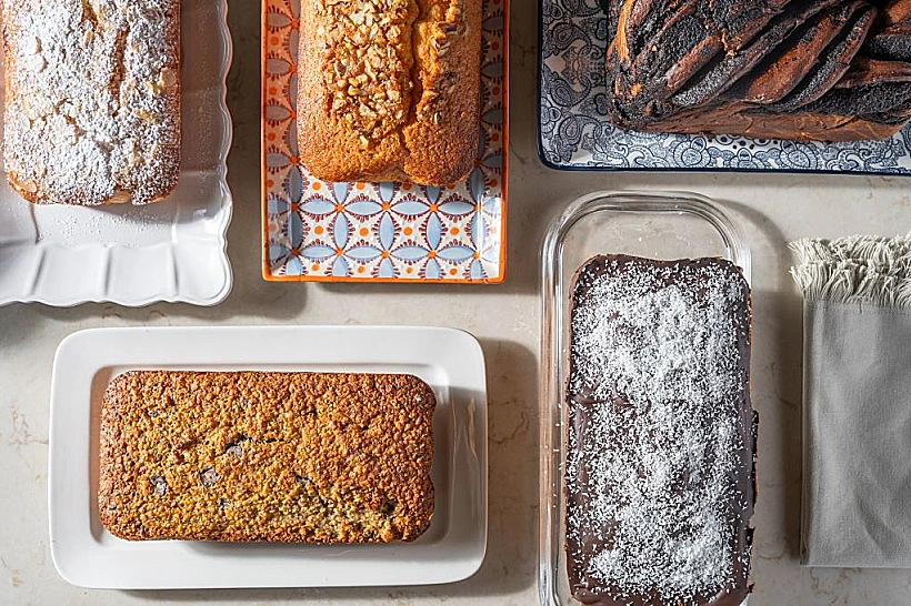 העוגות שיפית מכינה. כל אחת בצבע