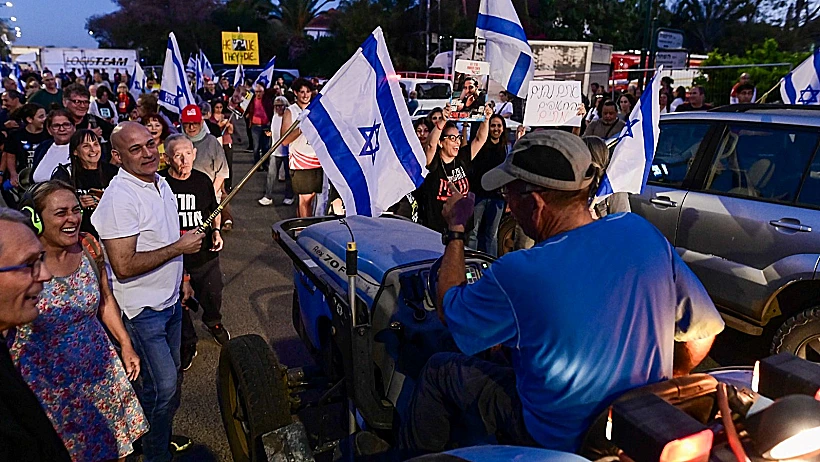 הפגנה במושב מזור, מחוץ לחגיגת המימונה שבה משתתף נתניהו