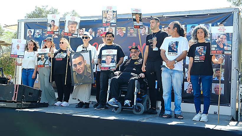 משפחות חטופים בניר עוז, על גבול רצועת עזה