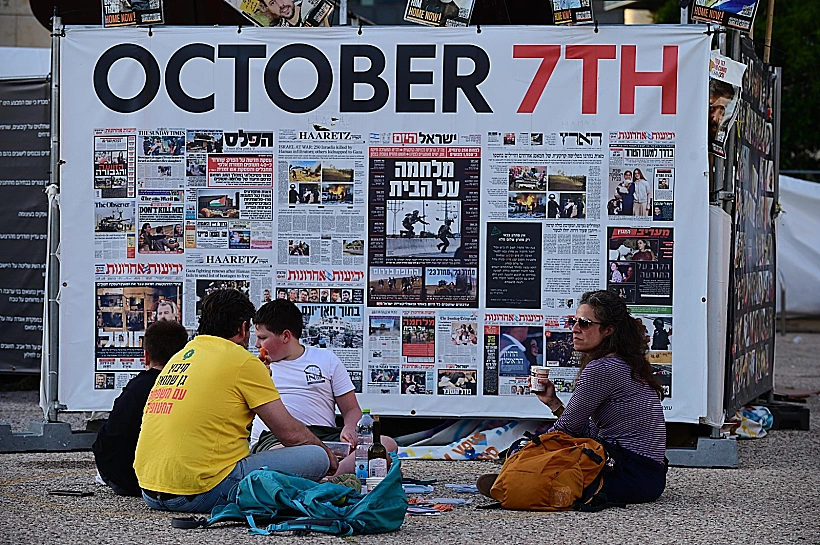 מבקרים בכיכר החטופים בתל אביב