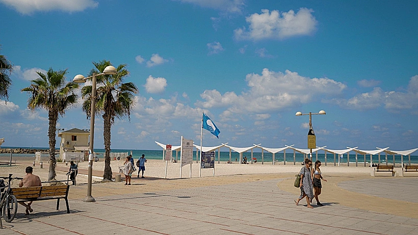 יום שרב בחוף זבולון בהרצליה. ארכיון