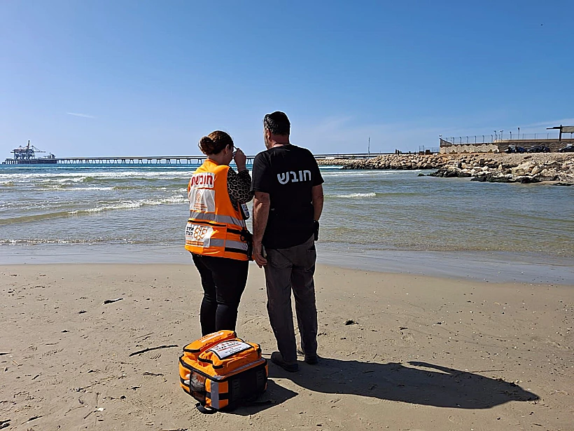 אדם ננשך על ידי כריש בחדרה