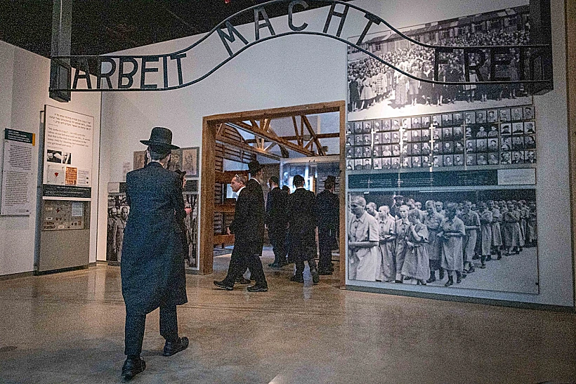 מבקרים במוזיאון יד ושם