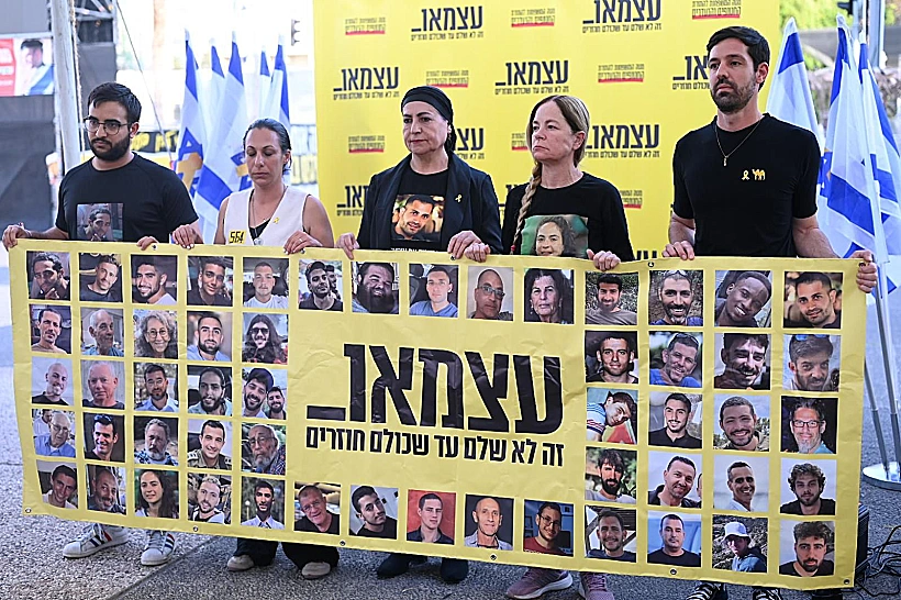 נציגי משפחות החטופים בכיכר החטופים