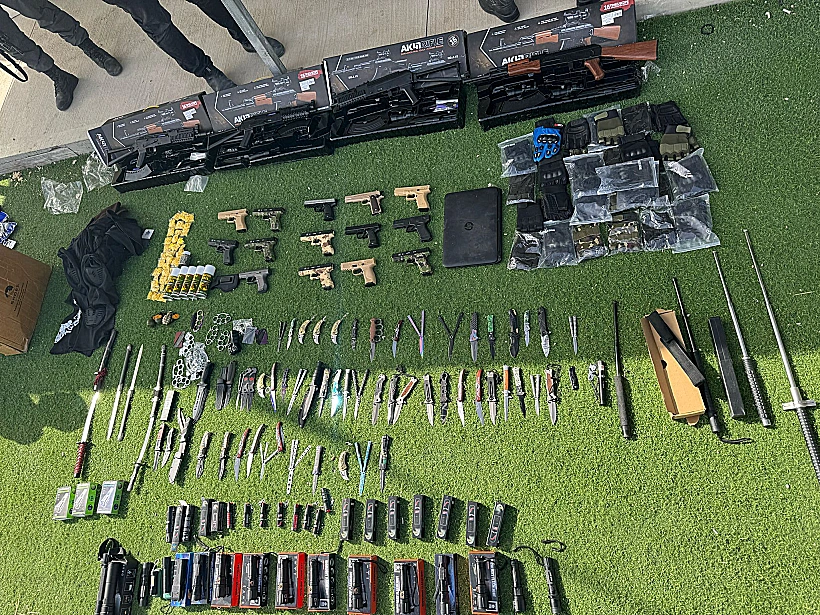 אמצעי הלחימה שאותרו בחנות לבגדי נשים בחברון