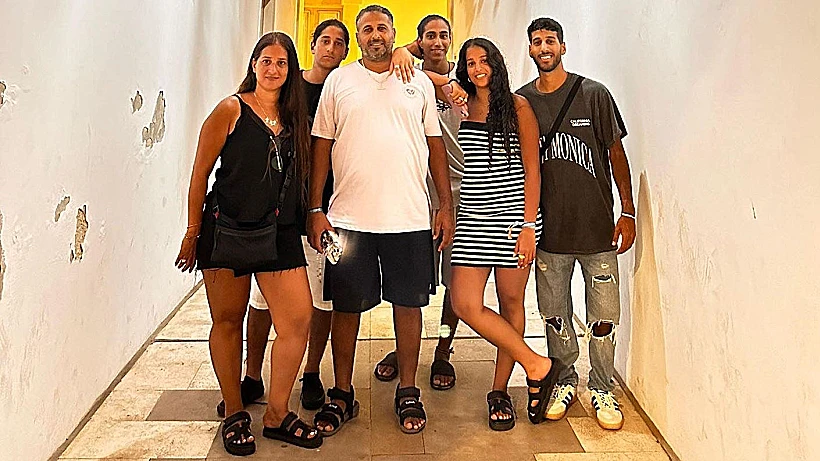 ברק צח עם אשתו וילדיו