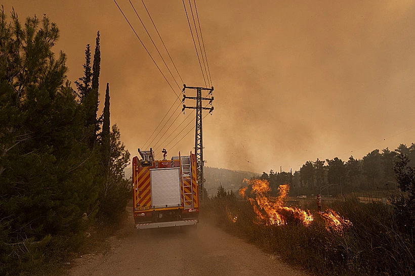 כבאית אש עשן השריפות במושב אשתאול ליד בית שמש