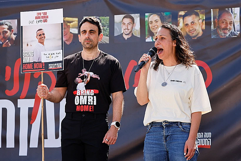 לישי מירן, אשתו של החטוף עמרי מירן, לצד אחיה בגבול עזה