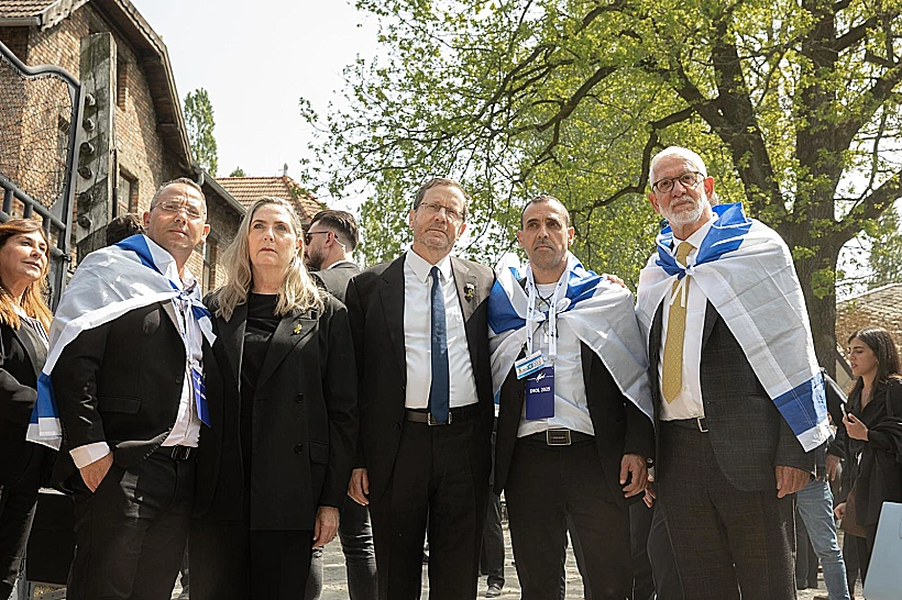 הנשיא הרצוג יחד עם שורד השבי אלי שרעבי במצעד החיים