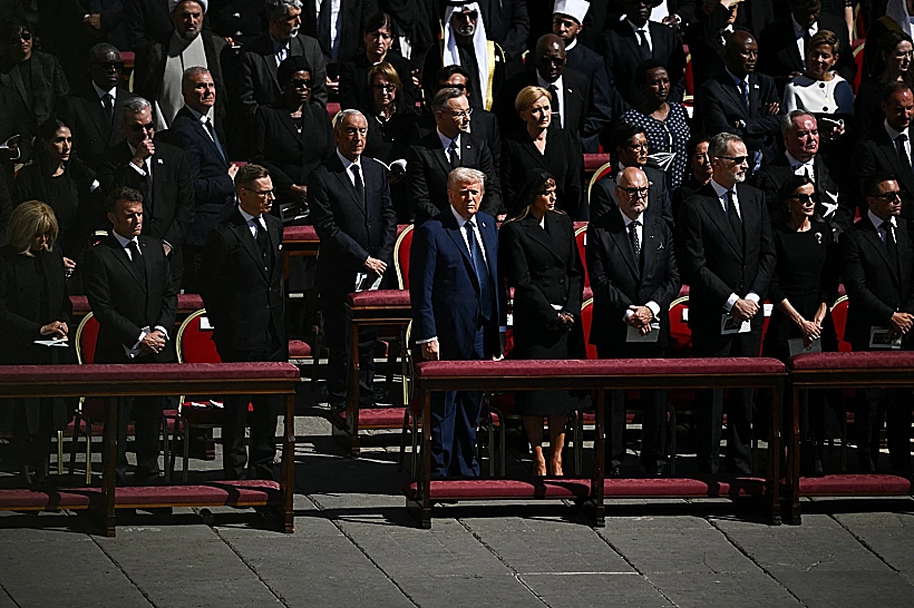 הנשיא טראמפ, אשתו מלאניה ונשיא צרפת מקרון בהלווית האפיפיור